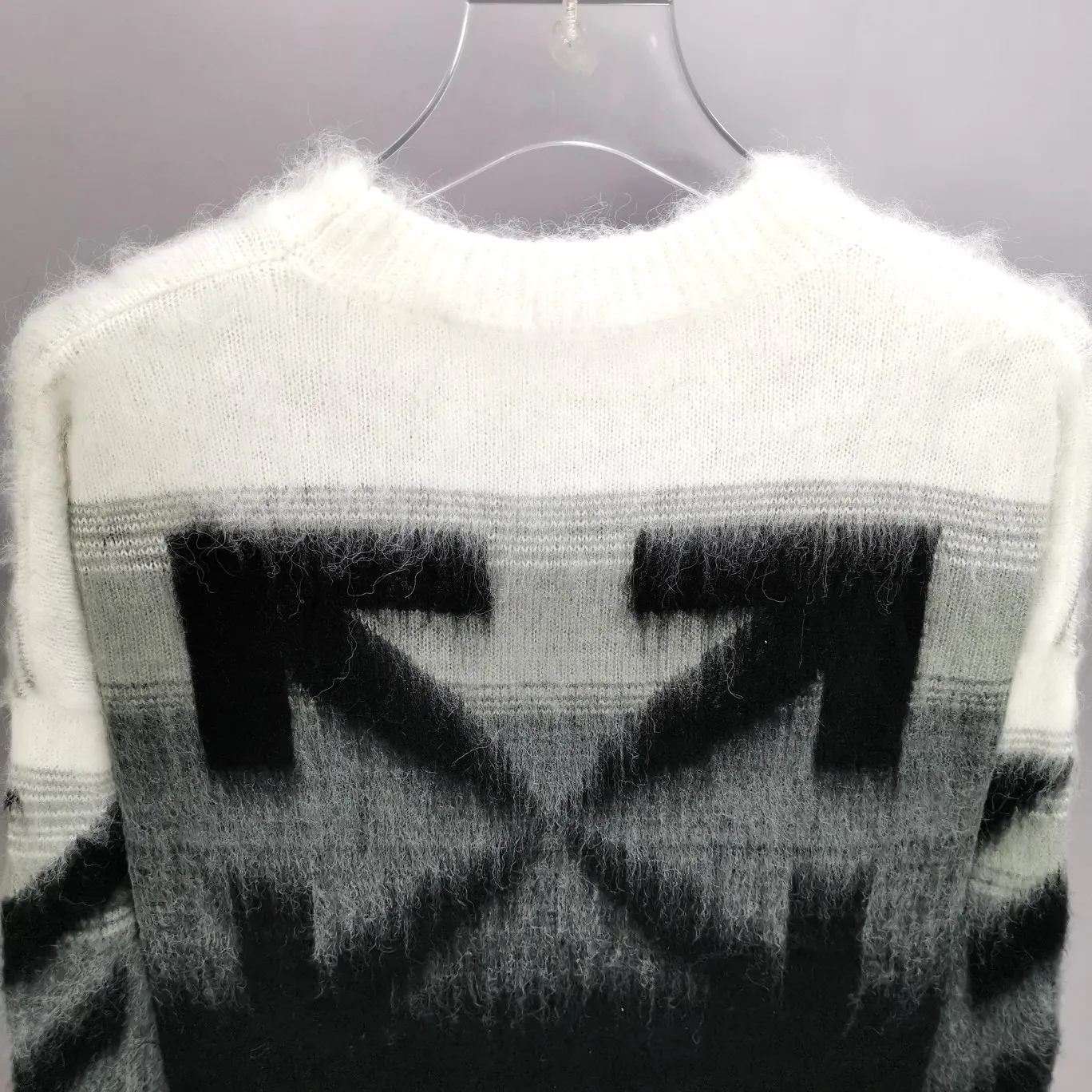 The new top tested version OFFWHITE (OW) Gradient Mohair Striped Arrow Sweater Hoodie Gradient Rendering Arrow Couple Knitted Sweater Mohair sweater OW will be released every year🛒 The same style and ever-changing colors, really no girl does not love it, it is super suitable for wearing under a down jacket in winter, and will not be bloated! If the lower body is missing, their favorite os version🙋🏻‍♀️ intuitively adds natural softness and fairy beauty effect, which is the best choice! The upper body is lightweight and does not weigh down the body while keeping warm. The sleeves and the gradient arrow parts on the back are repeatedly patterned until the gradient level is satisfied before large-scale products are released. The craftsmanship is extremely demanding. Each sweater is woolen at least ten times to give it a plush, thick feel and good fluffiness! ✅ Fabric composition: 50% mohair 32 spandex 18% wool, three-level anti-pilling Color: black and white gradient Sizes Mohair is lighter and softer, so be careful not to machine wash it, not machine washable! ! emphasize! !  ⚠️Hand wash with warm water and cold water P:440